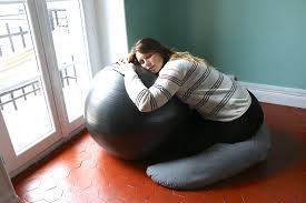 Pour être bien assis sur une chaise de bureau, vous devez investir dans la bonne chaise. Gym Ball 3 Manieres De L Utiliser Pour Son Confort Chronique D Une Yogi