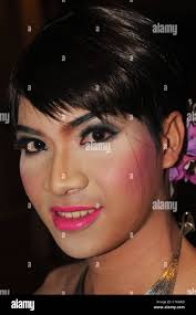 Giovane e bella signora thai LADYBOY () con il make up , nei pressi di una  bella signora, Bangkok, Thailandia Foto stock - Alamy