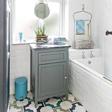 Comme copale, n'hésitez pas à accorder les accessoires comme la poubelle de salle de bain ! Amenagement Petite Salle De Bain Et Idees De Decoration Impressionnante