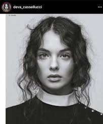 La linea natural&amazing risponde alle esigenze fondamentali dei tuoi capelli afro e ricci, sia naturali sia trattati o colorati. Divina Deva Cassel La Copertina Del Debutto Con Capelli Crespi Amica