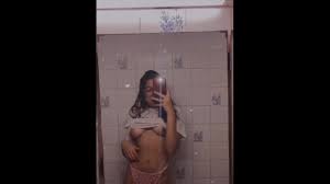 Selfie Mignon Seins Nus Dans La Salle De Bain Dun Dortoir Détudiants -  Vraie Fille Vidéo Miroir De - Pornhub.com