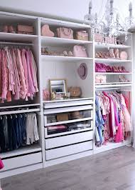 Appendiabiti, mensole, cassetti, cassettoni, porta cravatte, porta pantaloni, ripiani vari con mensole portaoggetti. Cabina Armadio Idee Utili Come Organizzarlo Casa Magazine