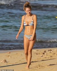 Opinions and recommended stories about dylan penn born: Sean Penn And Robin Wright S Daughter Dylan Penn Shares Steamy Kiss With Boyfriend In Hawaii Daily Mail Online