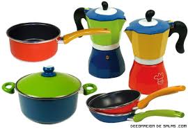 De estos va a depender que la personalidad de los usuarios se plasme en la cocina y que se elaboren el verde o el azul, aunque no dejan de lado colores más neutros como el blanco o el negro. Utensilios A Todo Color En Nuestra Cocina Decoracion De Salas