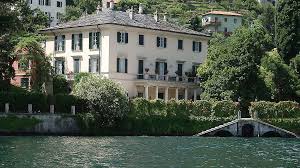 The village of laglio is a sleepy nest at noon. People George Clooney Strafe Am Comer See