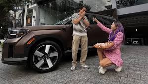 💍 ¿Dijo que sí? Chingu Amiga le propone matrimonio a su novio y lo sorprende con un lujoso auto del año https://mile.io/4iDFaow
