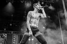 Machine gun kelly glass house 1240×1525 wallpaper ecopetit cat. Machine Gun Kelly Performing 1548x1024 Download Hd Wallpaper Wallpapertip