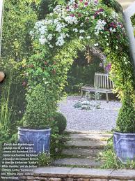 Sichtschutz Durch Bewachsenen Torbogen Vom Trittplattenweg Zur Terrasse Hin Garten Gartengestaltung Torbogen