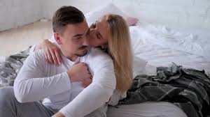 Imagenes de parejas felices y enamoradas. Shutterstock