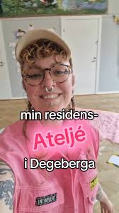 En liten inblick i min ateljé här i Degis! Sista Öppen Ateljé är på tisdag  10/6 kl16-20, kom o häng!! Det är sista veckan av residenset och jag ska  göra klart mitt verk om Degeberga 😍❤️‍🔥 , #epaemmie ...