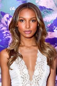 Caramel highlights for medium brown hairs. Best Caramel Hair Color 13 Celebs Wear The Most Flattering Hair Color