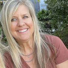 Darlene Totten's Instagram, Twitter & Facebook