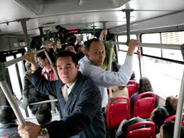 Una vez llegó al portal, el bus de transmilenio comenzó a ser atacado por un grupo de manifestantes,. Los Borrachos Otra Incomodidad Mas Para Usuarios De Transmilenio Actualidad Caracol Radio