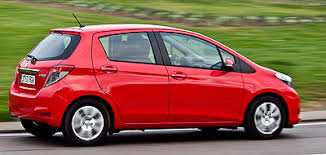 For 2012, the toyota yaris receives a more aggressive and bolder front fascia that features larger headlight housings than the previous generation. Toyota Yaris 2012 Informacion General Km77 Com