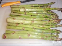 Gli asparagi sono ricchi di in europa l'asparago fu promosso dal re sole che ne diffuse la coltura e l'asparago divenne un cibo di lusso. Come Pulire Gli Asparagi Ricettedalmondo It