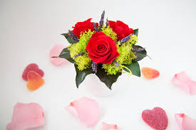 Flower Arrangements For Valentine S Day Verdissimo En san valentin, 12 rosas premiun importadas en florero de vidrio mas caja compuesta por 5 corazones cubiertos de chocolate bitter 63% cacao y relleno con la clasica receta de caluga de leche varsovienne. flower arrangements for valentine s day