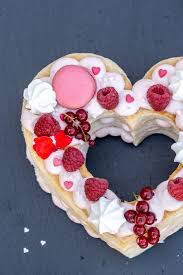 Teilt den teig in drei gleichmäßige teile und schneidet mit hilfe der schablone ein herz. Blatterteig Herz Mit Himbeer Topfencreme Fur Muttertag Valentinstag Mille Feuille Baking Barbarine