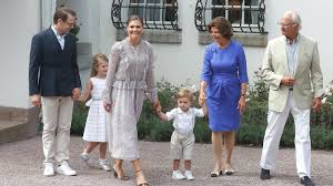 Prinzessin victoria von schwedens ausbildung sollte die thronfolgerin auf ihr künftiges amt prinzessin victoria von schweden wird eines tages königin und bereitet sich akribisch auf ihre rolle vor. Mini Royals Prinzessin Estelle Und Prinz Oscar Stehlen Mama Victoria Die Show