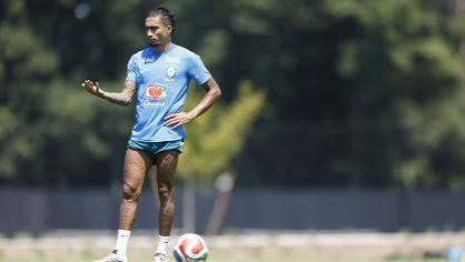 Raphinha volta a treinar e anima a Seleção Brasileira antes de duelo decisivo contra a Noruega