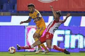 El jugador del necaxa se levantó por los aires para rematar un tiro de esquina. Tigres Empata A Un Gol Con Necaxa Antes De Su Viaje Al Mundial De Clubes Campeche Com Mx
