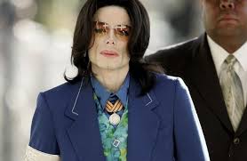 Laut eines insiders wurde die leiche des musikers verbrannt. Michael Jackson Ihr Trampelt Auf Seinem Grab Rum