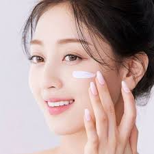 NÊN BÔI KEM DƯỠNG TRẮNG TRƯỚC HAY KEM DƯỠNG ẨM TRƯỚC