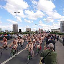 全裸で自転車に乗ってロンドンの街を徘徊『ワールド・ネイキッド・バイク・ライド 2019 (World Naked Bike Ride (WNBR))』  - ロンドンのテムズでズンドコレボリューション