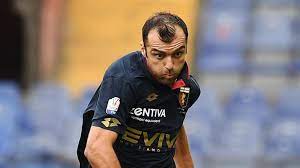 Non è facile nemmeno veder cadere i vecchi capelli, anche se si tratta di una conseguenza dell'intervento. I Capelli Di Pandev Colti In Fallo L Ironia Del Web Foto Calcio News 24