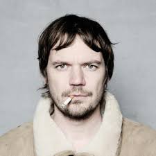 Peter Sommer: Man hamrer løs på en åben dør (læst op som et digt)