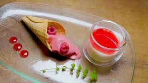 Nachspeise Barbara Weiherer Buttermilch Mousse Mit Himbeereis Rezepte Landfrauenkuche Br Fernsehen Fernsehen Br De