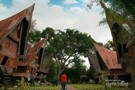 Biasanya memiliki jumlah anak tangga yang ganjil dan pintu masuk yang pendek sehingga untuk dapat masuk kita harus menundukkan kepala. Mengapa Budaya Batak Dan Toraja Hampir Sama