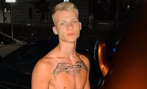 Fynn Davis, il biondino 18enne pubblica video nudo con il pisello al vento  - BitchyX