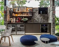 Pada ruang makan berkonsep outdoor, anda bisa menempatkan sebuah mini bar minimalis di bawah jendela yang memisahkan area teras dengan dapur. 17 Desain Dapur Minimalis Terbuka Memasak Sambil Menikmati Keindahan Taman Rumah123 Com