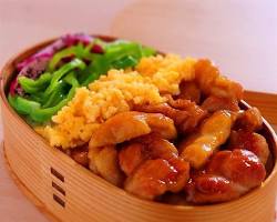 鶏の照り焼き丼弁当の画像