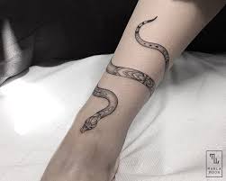 God i don't know what's the sexiest your tattoo, your legs or those beautiful toes!!!! Pinterest Georgiadan Around Arm Tattoo Feminine Tattoos Wrap Around Tattoo