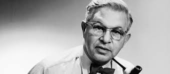 Forpagter søren holmblad viser tobaksbladene. Arne Jacobsen Illums Bolighus International