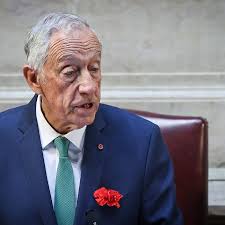 Marcelo condecora 9 militares de Abril