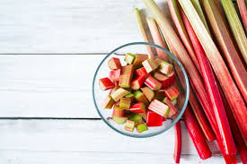 Les 10 Fruits Les Moins Caloriques Recettes Avec Rhubarbe Aliments Bons Pour La Sante Dessert Rhubarbe
