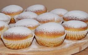 Per preparare questa ricetta abbiamo realizzato piccole brioches alla vaniglia, soffici e fragranti, le abbiamo farcite con una crema pasticcera arricchita con ricotta fresca e panna montata. Fiocco Di Neve Senza Uova Il Tipico Dolce Napoletano Ma Con Una Variante