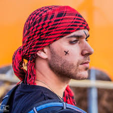 Welcoming the sun in the middle of a huge crate in the desert @ Machtecsh  Ramon. Playing 'Underwater'