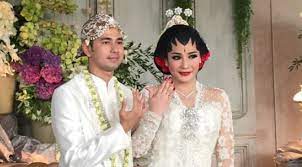 *her wedding was held in three major cities, namely jakarta, bali and bandung. Raffi Ahmad Perlihatkan Foto Romantisnya Bersama Nagita Slavina Pernikahan Kebaya Pernikahan Pengantin