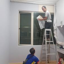 Dinding yang akan dipasang wallpaper harus sudah diaci, acian harus diplamur terebih dahulu maka wallpaper siap dipasangkan. We Install Wallpaper For You L Upah Pasang Wallpaper Services Others On Carousell