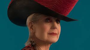 Debra Rapoport: “Dagli oggetti abbandonati creo i miei cappelli talismano” 