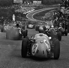 Okruh spa je fanouškům formule 1 mimo jiné znám svým vrtkavým počasím. Spa The University Of Driving