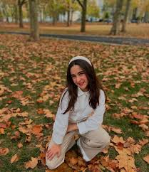 Hoy @soylaracampos estrenó su nuevo tema “Todo tiene tambor” y está genial,  ¿ya lo escuchaste? 🎶🎼🎹🎵🥁 music laracampos estreno