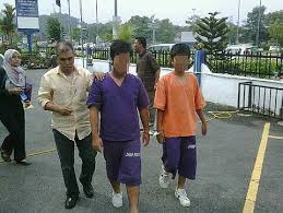 Mayat wanita yang ditemui terapung di di sungai batu, batu 3, jalan ipoh di sini didakwa mirip seorang wanita yang dilaporkan hilang oleh balai polis kepong, pada. Isa Proses Tahan Reman 63 Tahanan Masih Berjalan Semasa Mstar