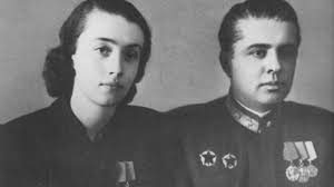 Si i shkova Enverit n&euml; sht&euml;pi me nj&euml; pajton t&euml; lodhur&rdquo;- Nexhmije Hoxha  rr&euml;fen t&euml; path&euml;nat p&euml;r lidhjen dashurore dhe dasm&euml;n me Hoxh&euml;n: N&euml; krah t&euml;  Qemal Staf&euml;s q&euml;ndrova deri&hellip;
