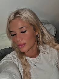 Leah Burnham's Instagram, Twitter & Facebook