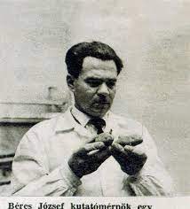 Béres józsef záhonyban született, és az utolsó éveiben a nevét viselő vállalatcsoport elnökeként és a béres alapítvány tiszteletbeli elnökeként visszavonultan élt kisvárdán. Dr Beres Jozsef Sr Beres