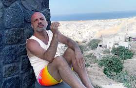 O νίκος μουτσινάς «προκαλεί» και πάλι! Me Syntrofo Sth Santorinh O Nikos Moytsinas Mononews